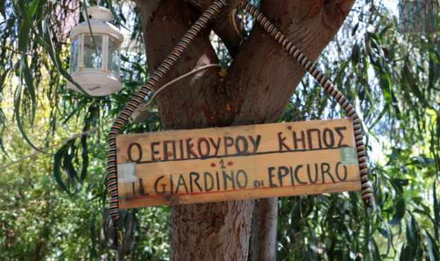 Il giardino di Epicuro: tra i palazzi di Bari unarea segreta curata da due pensionati